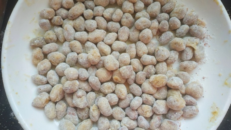 多味花生,把裹上一层面粉的花生米再次放入蛋液中然后放入盘中搅拌。9.10步骤再重复一次,使面粉沾均匀牢固。