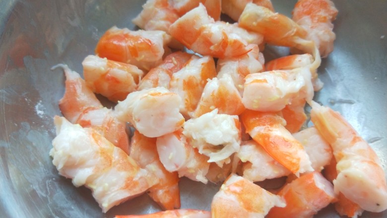 虾仁鸡蛋饼,虾仁加入淀粉,<a style='color:red;display:inline-block;' href='/shicai/ 718'>料酒</a>,椒抓均匀。