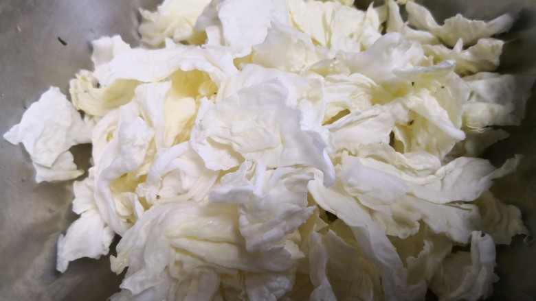 乾隆白菜,把白菜叶掰成小片,不建议刀切。