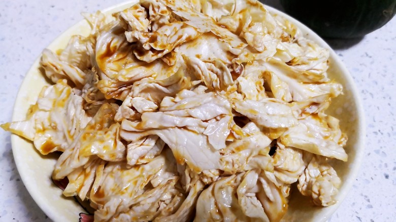 乾隆白菜,把白菜叶捞出,放入拌好的料汁。