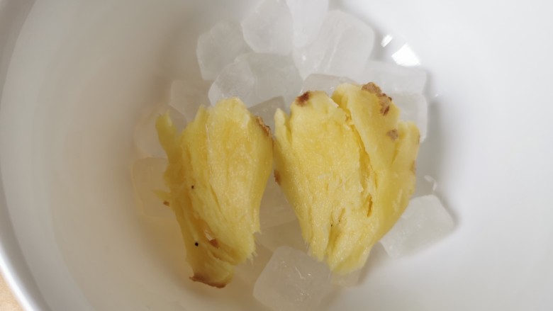 薏米水【美白瘦身,去湿利水】,春天用<a style='color:red;display:inline-block;' href='/shicai/ 866'>冰糖</a>生姜热饮,夏天放凉加入柠檬片冷饮。