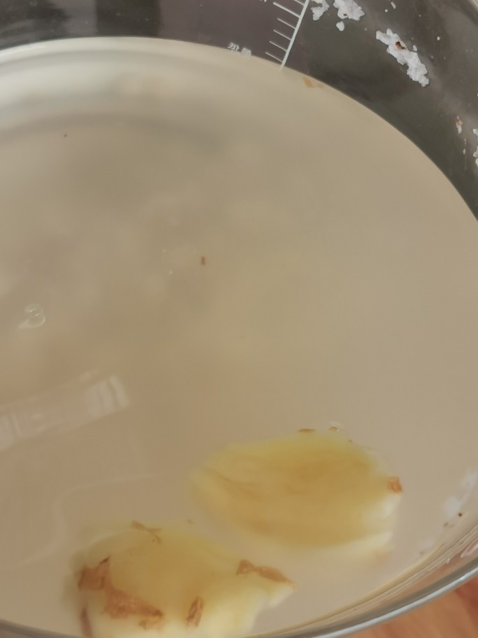 薏米水【美白瘦身,去湿利水】,奶白色的薏米水,可单饮水,也可以把煲好薏米当主食。