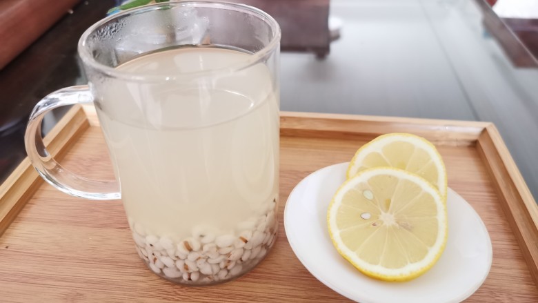 薏米水【美白瘦身,去湿利水】,炒薏仁米还可以配合白术、茯苓、山药、扁豆、芡实一起配伍治疗健脾除湿。