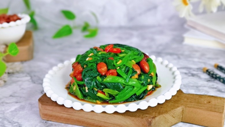 菠菜拌花生米,装入小碗中,倒扣在盘子里,做个造型~