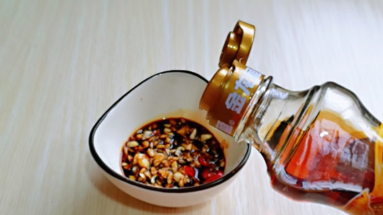 菠菜拌花生米,再加入盐,滴入<a style='color:red;display:inline-block;' href='/shicai/ 3738'>芝麻油</a>搅拌均匀。