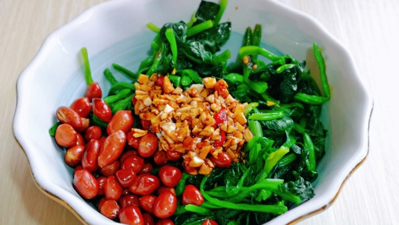 菠菜拌花生米,淋上调味汁,拌均匀即可。