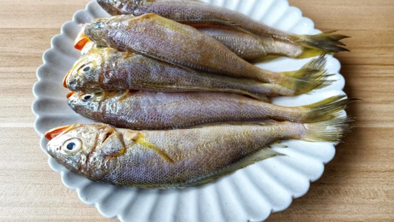 酥炸小黄鱼,挑选新鲜的小梅鱼看鱼稽的颜色,颜色鲜艳就是新鲜的。