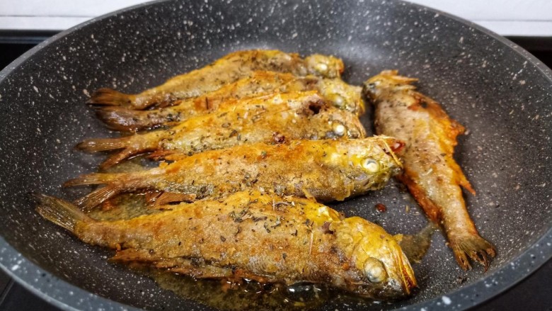 酥炸小黄鱼,撒一点罗勒碎就出锅!