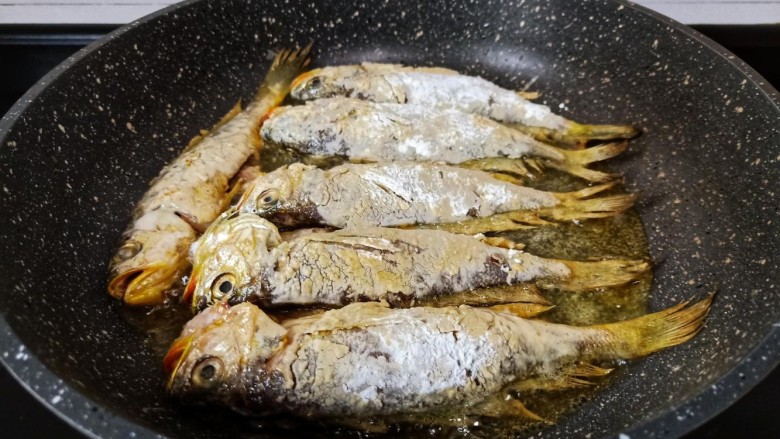 酥炸小黄鱼,鱼大的话就开中小火煎,可以里外一起熟透。