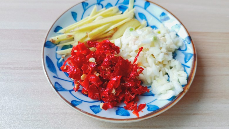 雪菜小黄鱼,<a style='color:red;display:inline-block;' href='/shicai/ 2800'>生姜</a>蒜<a style='color:red;display:inline-block;' href='/shicai/ 62'>辣椒</a>切好备用。