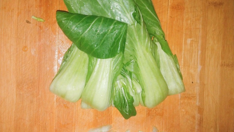 蒜蓉小油菜,把小油菜尾部切掉