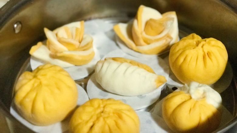 浅湘食光&花式馒头,蒸锅加热后关火,放入整型好的面团盖锅盖发至两倍大,大约20分钟,再开火蒸15分钟,关火焖5分钟再开盖
