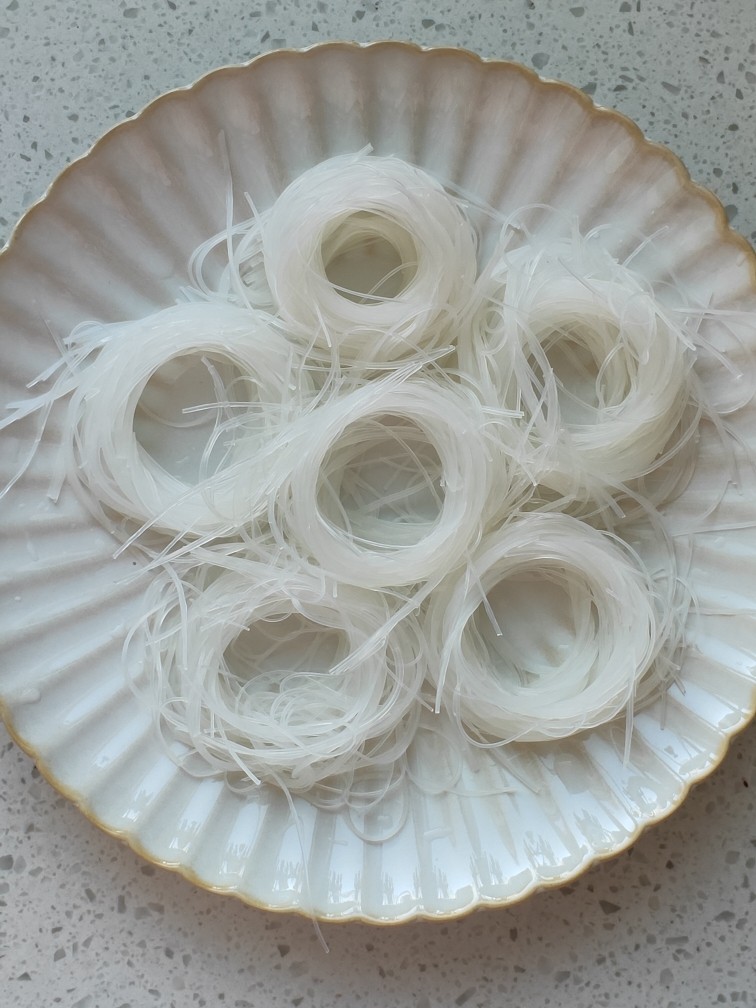 蒜蓉蒸大虾,摆在盘中