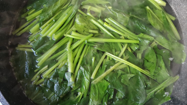 菠菜拌花生米,关火,将菠菜烫30秒。