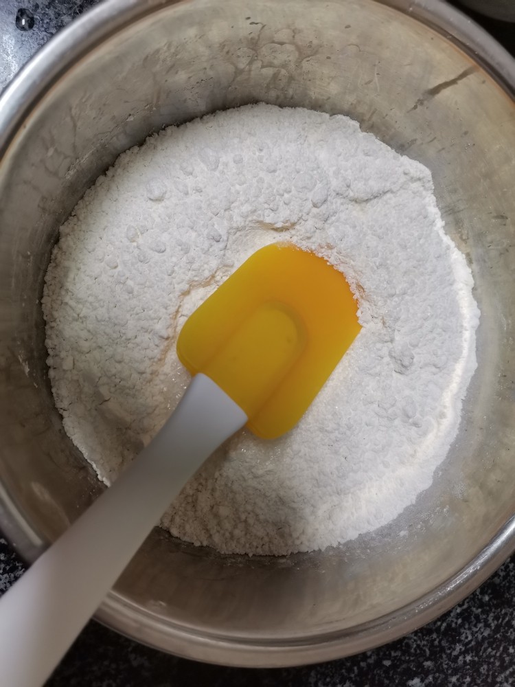 这样的松饼发朋友圈,一定可以圈粉无数,搅拌均匀