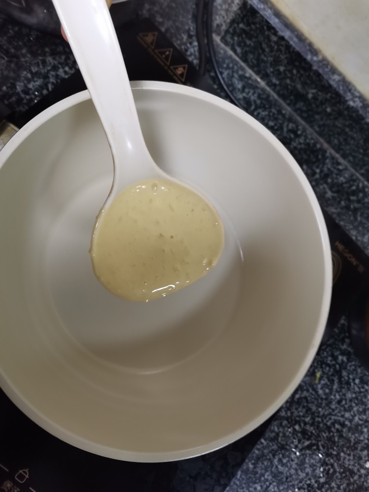 这样的松饼发朋友圈,一定可以圈粉无数,平底锅稍热后,加入一勺面糊糊,注意别太多哈,有25克左右即可,就是这样一小勺子。