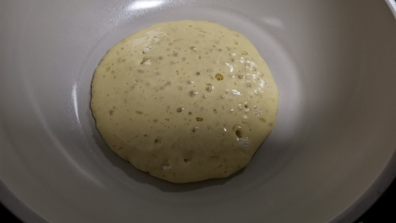 这样的松饼发朋友圈,一定可以圈粉无数,起小泡泡了,很快就可以翻面了,翻过来后,再煎30秒即可出锅。
