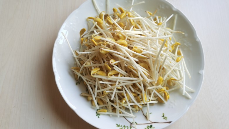 韭菜炒豆芽,我把黑豆皮也去掉了,这样看起来清爽一些。要是市场买来的绿豆芽就没这么麻烦,但是总觉得没有自己生的豆芽吃着放心。