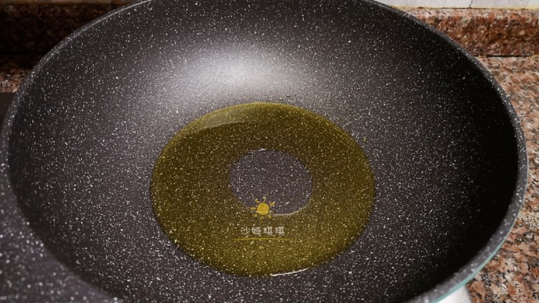 剁椒鲫鱼,蒸鱼的同时炒料汁,热锅倒油烧至八成热。