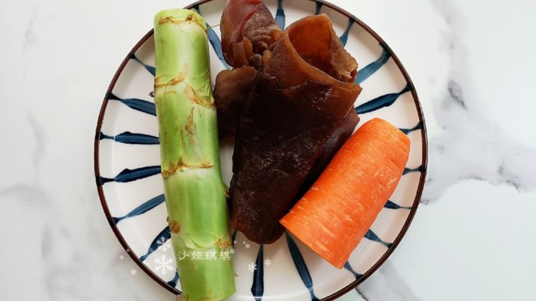 莴笋炒木耳,准备食材。