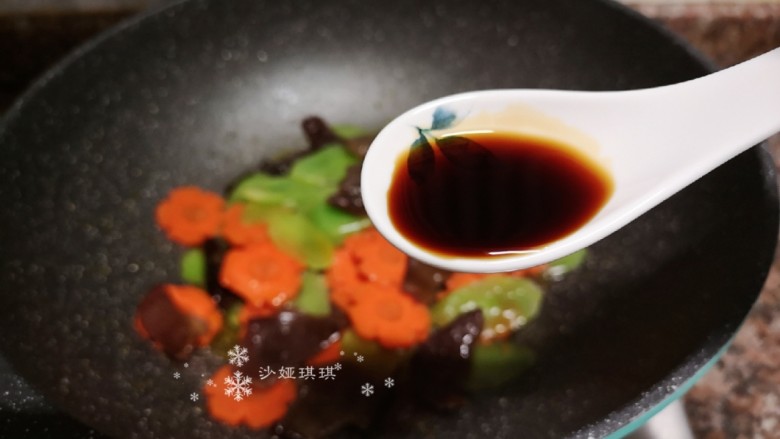 莴笋炒木耳,倒入适量<a style='color:red;display:inline-block;' href='/shicai/ 788'>生抽</a>翻炒均匀。