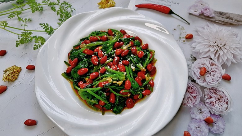 菠菜拌花生米,拍上成品图,一道美味又爽口的菠菜拌<a style='color:red;display:inline-block;' href='/shicai/ 4262'>花生米</a>就完成了。