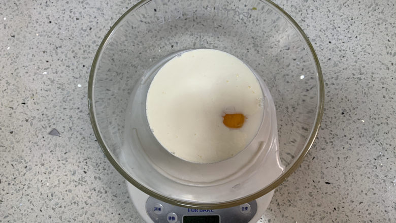 蛋挞(底部很酥的技巧),倒入67g牛奶