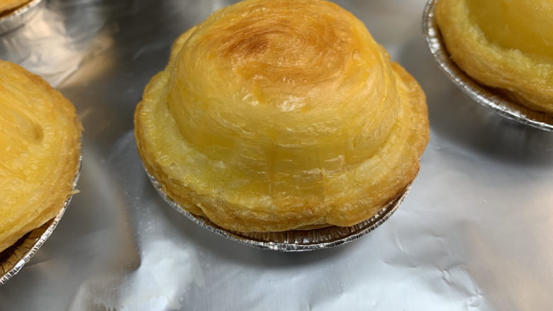 蛋挞(底部很酥的技巧),取出蛋挞,小心烫!!小心翼翼地把蛋挞翻转过来