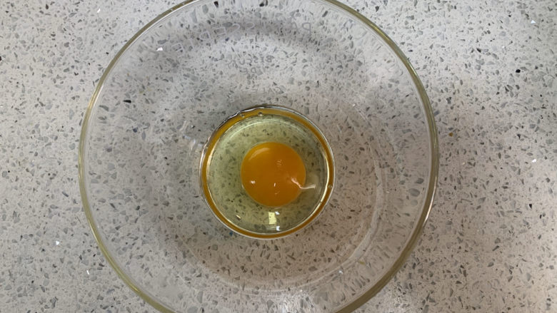 蛋挞(底部很酥的技巧),准备蛋挞液,首先打入一个带壳约65g的<a style='color:red;display:inline-block;' href='/shicai/ 9'>鸡蛋</a>