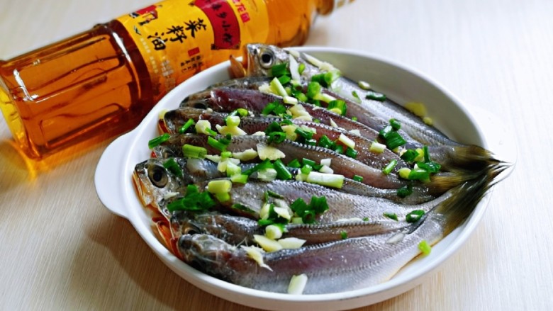 酥炸小黄鱼,<a style='color:red;display:inline-block;' href='/shicai/ 3250'>葱</a><a style='color:red;display:inline-block;' href='/shicai/ 37'>姜</a>切碎，均匀撒在鱼身上。