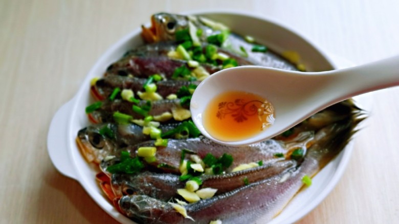 酥炸小黄鱼,加入<a style='color:red;display:inline-block;' href='/shicai/ 718'>料酒</a>,适当可以多一点,去腥。