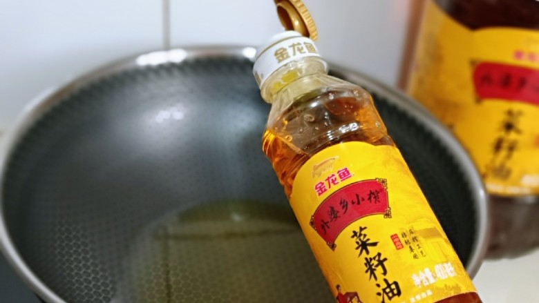 酥炸小黄鱼,起锅,加入菜籽油。