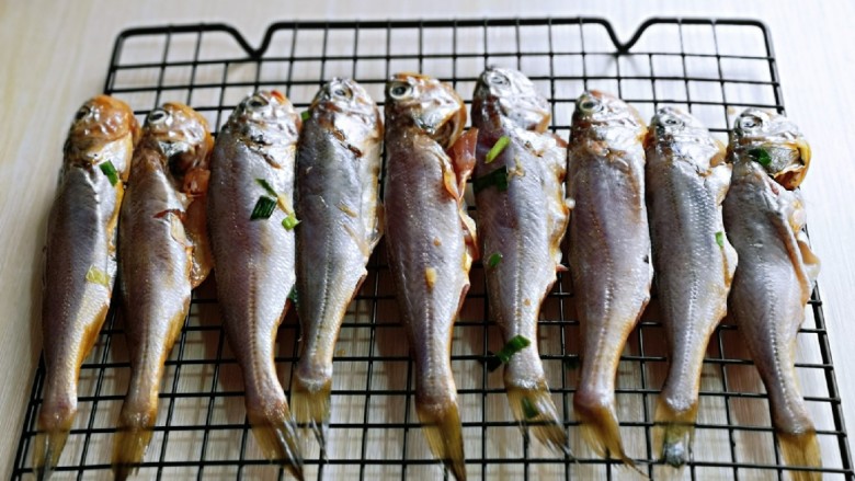 酥炸小黄鱼,腌制好的小黄鱼,放在网架上晾干。