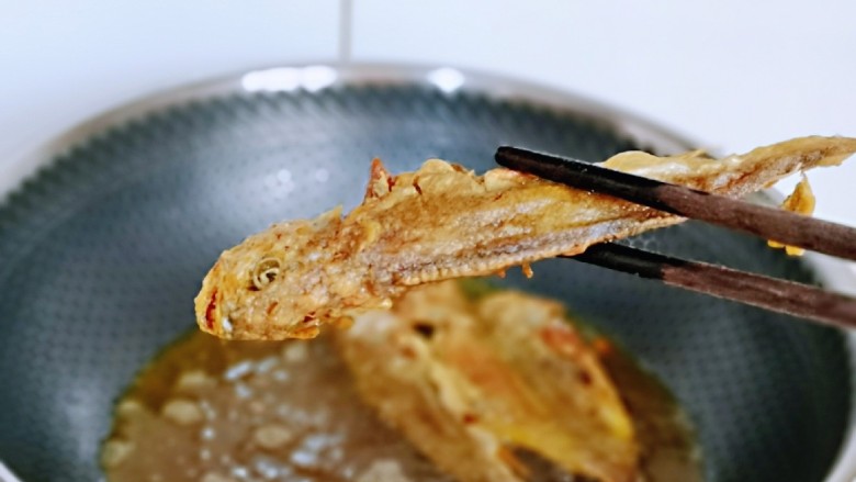 酥炸小黄鱼,夹出淋油,依次炸好。(可以再复杂一次,这样更酥)