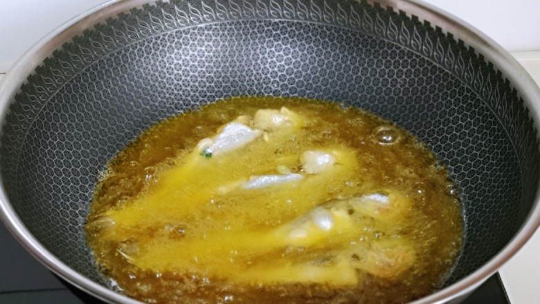 酥炸小黄鱼,待油温6成热时,下去裹好面粉的小鱼,切记,不要去动它,先大火炸鱼,待鱼定型后,转小火慢炸。