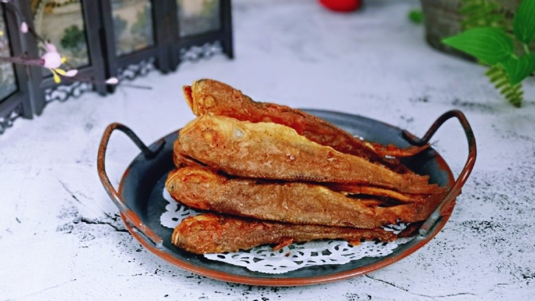 酥炸小黄鱼,小黄鱼出锅啦,酥的鱼骨头都可以吃~