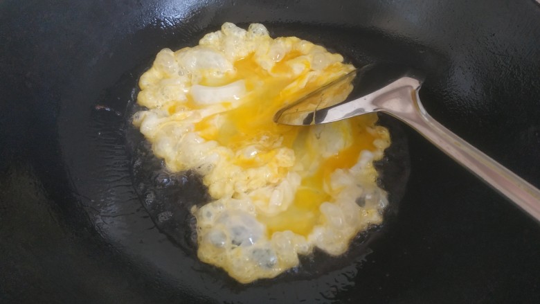 什锦炒饭,锅中放入适量<a style='color:red;display:inline-block;' href='/shicai/ 857'>植物油</a>,倒入蛋液煎至成形