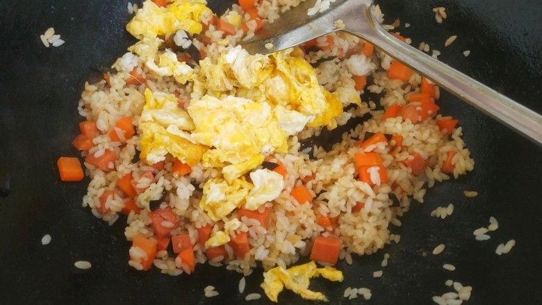 什锦炒饭,加入鸡蛋,铲碎,翻炒