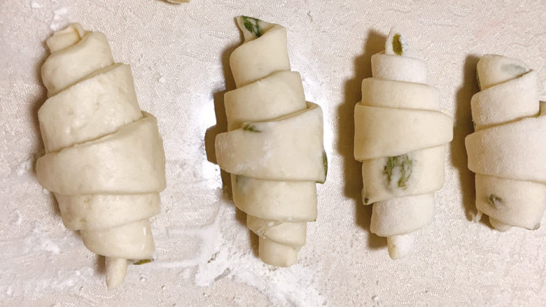 葡萄干馒头,看出来了吧,就是我们平常做牛角包的样子。