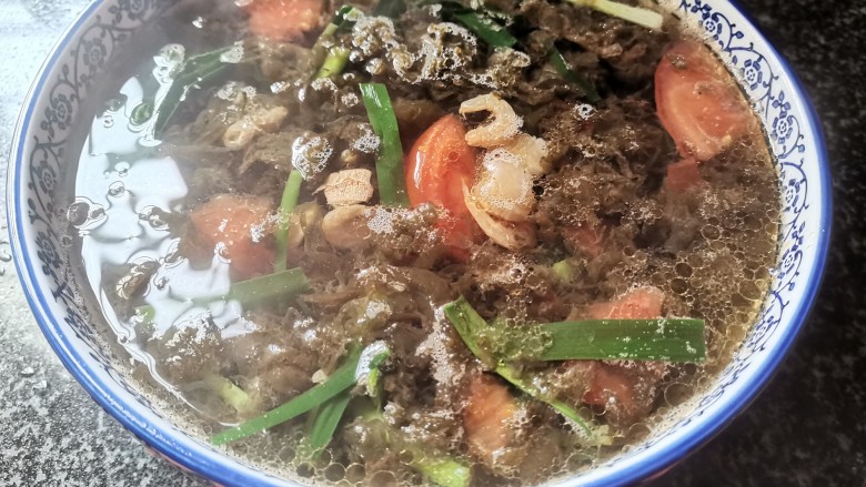 真正的山珍加海味,地衣虾仁干贝汤,你值得拥有,把它发朋友圈,以为90%的人都没吃过,没想到很快就有6个人告诉我,它叫什么。
这只能说明,它深得大家的喜爱,据说它的营养价值非常高呢,反正我很爱吃。