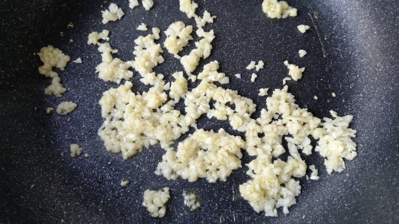 蒜蓉蒸大虾,锅中适量油烧至7成热，下入蒜末，爆出香味，炒至微黄。