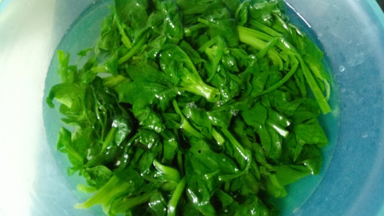 菠菜拌花生米,提前准备一盆凉白开,焯水的菠菜放入凉水中
