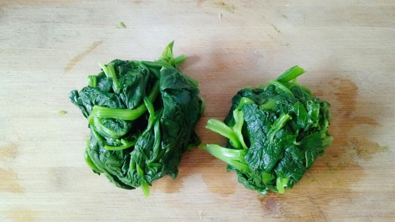 菠菜拌花生米,用手攥干水份,不用挤太干