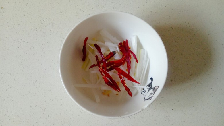 菠菜拌花生米,准备一个小碗,放入姜丝、葱丝、干红椒丝