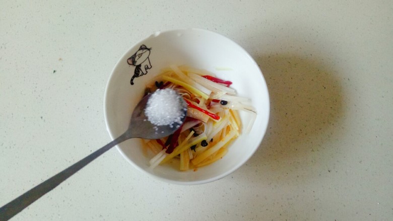 菠菜拌花生米,浇入碗中,听滋滋的响。拌均匀,加入白<a style='color:red;display:inline-block;' href='/shicai/ 10588'>糖</a>