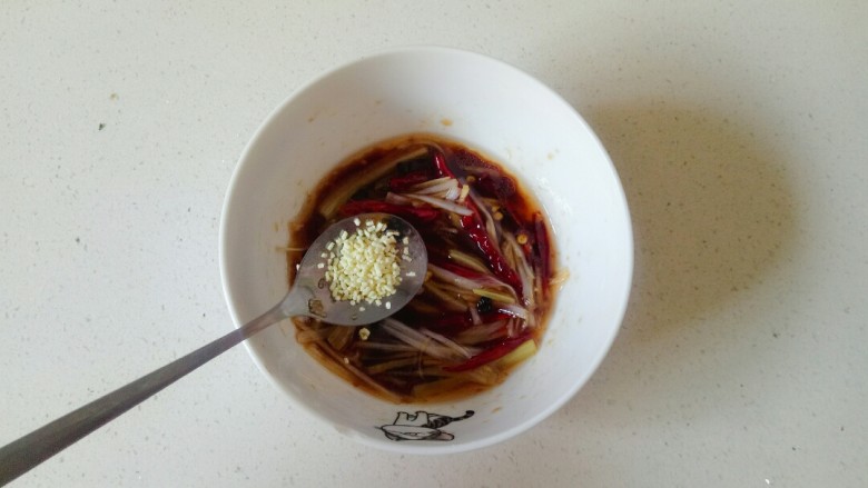 菠菜拌花生米,加入盐和鸡精(盐根据自己口味添加),搅拌均匀