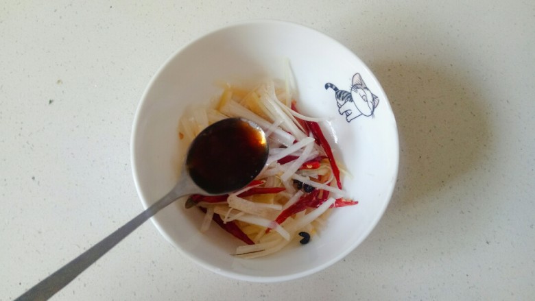 菠菜拌花生米,加入<a style='color:red;display:inline-block;' href='/shicai/ 768'>香醋</a>