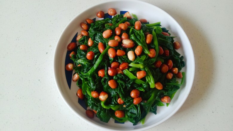 菠菜拌花生米,菠菜放入盘中,放上提前炸好的<a style='color:red;display:inline-block;' href='/shicai/ 4262'>花生米</a>