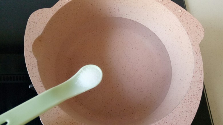 菠菜鸡蛋羹,锅中加入清水,加少许盐,煮开