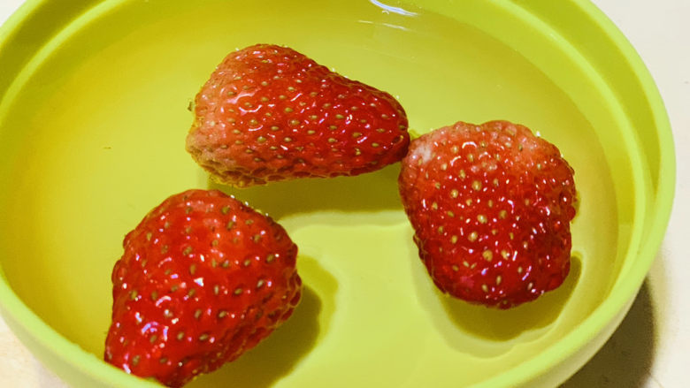 草莓山药,蒸山药的时候,把<a style='color:red;display:inline-block;' href='/shicai/ 592'>草莓</a>用水洗净,